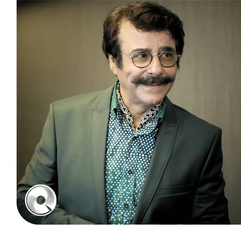 عزیزی در سفر دارم 